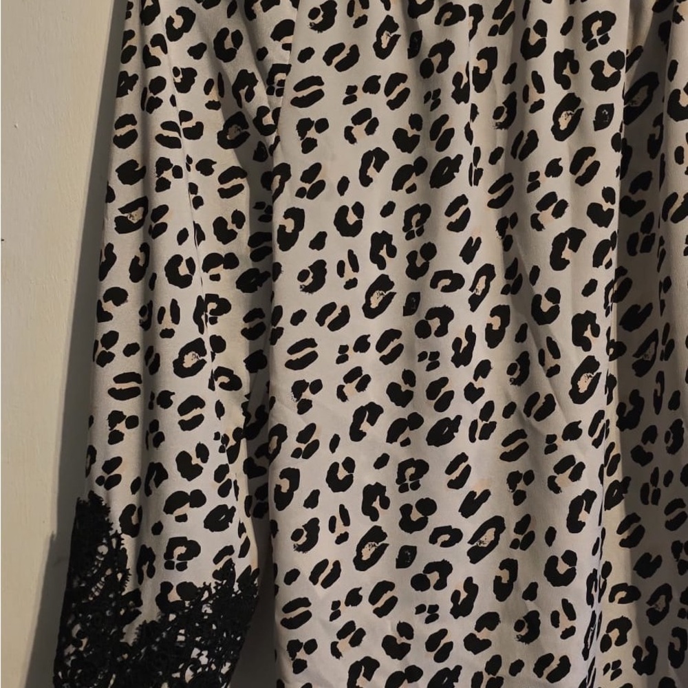 Elegant Black and White Leopard Blouse with Lace Trim - Picture 11 of 15